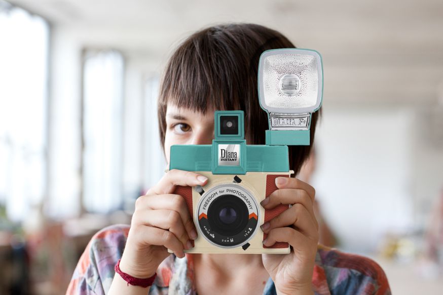 1000 Win een gloednieuwe Diana Instant Camera