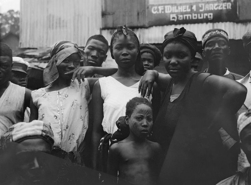 Vrouwen in Water Street, Monrovia, Liberia (1931) © Paul Julien / Nederlands Fotomuseum