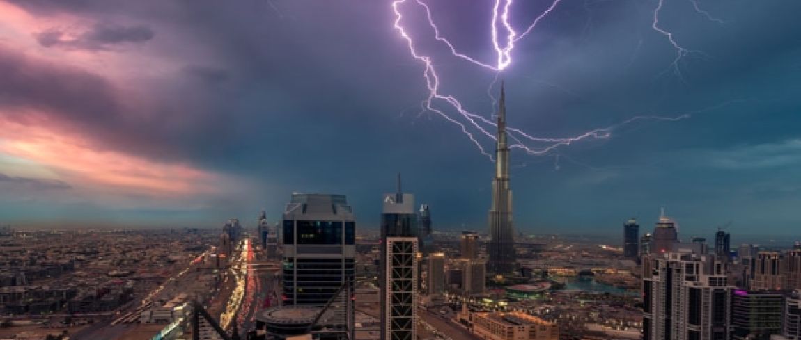 Fotograaf legt blikseminslag van het hoogste gebouw in Dubai vast